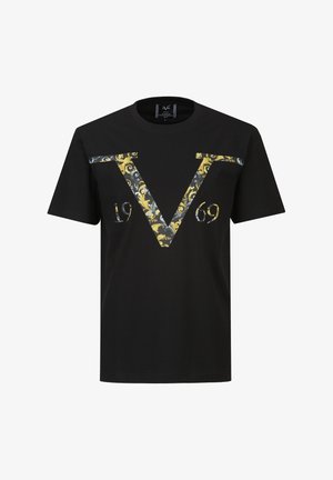 Zwart T-shirt met korte mouwen en een groot sierlijk "V" en de cijfers "19" en "69" in goud- en grijskleurige decoratieve patronen aan de voorkant.