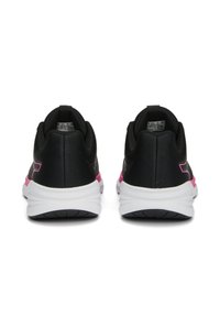 Zapatillas deportivas negras con parte superior de malla texturizada, acentos en rosa y suelas blancas. Presenta un collar acolchado y un detalle del logo en el costado.
