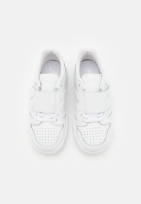 Scarpe sportive bianche con tomaia in pelle liscia, una sola cinghia in Velcro e chiusura con lacci. Punta perforata per ventilazione e suola in gomma.
