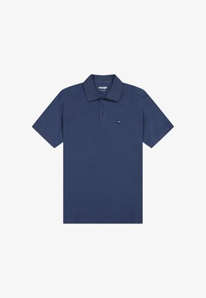Granatowa koszulka polo z krótkim rękawem, kołnierzykiem, trzema guzikami oraz małym logo Wrangler na lewej piersi.