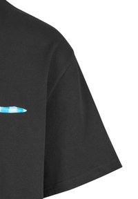 Sort bomuld T-shirt med korte ærmer, der har et lyseblåt grafisk detaljer nær brystet, glat tekstur og regular fit.