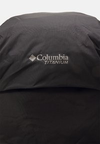 Czarny plecak Columbia Titanium z teksturowanym materiałem. Posiada białe logo, podkreślające trwałość i wodoodporność.
