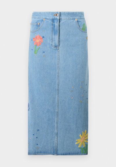 Lyseblå denim magasinskjørt med lommer foran, knappelukking og fargerike broderte blomster på sidene og nederst.
