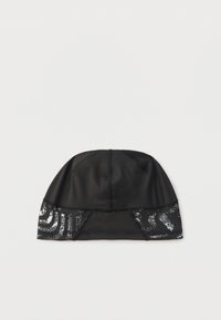 Μαύρο σκουφάκι κολύμβησης κατασκευασμένο από απαλό, ελαφρύ ύφασμα. Διαθέτει υφασμένη ασπρόμαυρη υφή στο κάτω άκρο με ενισχυμένες ραφές.