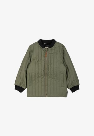 Gequilte olijfgroene jas met een zwarte geribde kraag en manchetten, voorzien van een ritssluiting en zijzakken. Ritssluiting in messingkleur.