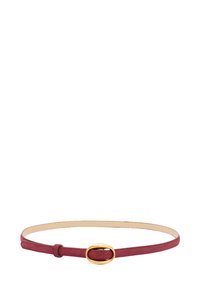 Ohut tummanpunainen nahkavyö, jossa on ovaali kultanappi ja sopiva tummanpunainen lenkki, esillä valkoista taustaa vasten.
