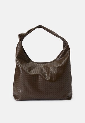 Sac hobo en cuir tressé marron foncé avec une seule large poignée et une structure souple et décontractée sur un fond blanc uni.