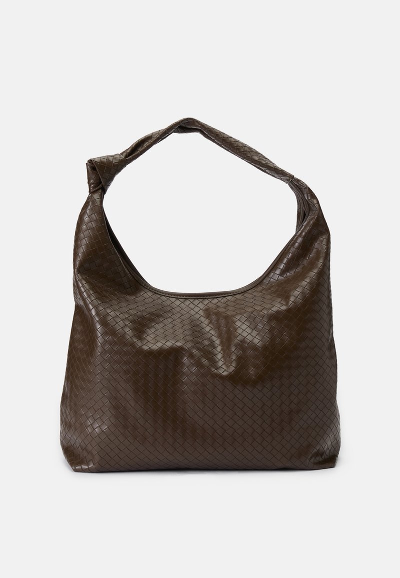Sac hobo en cuir tressé marron foncé avec une seule large poignée et une structure souple et décontractée sur un fond blanc uni.