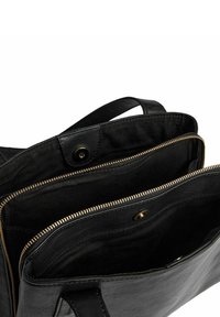 Borsa in pelle nera con zip dorate, caratterizzata da più scomparti e una texture liscia. Fodera interna in tessuto nero. Doppi manici.