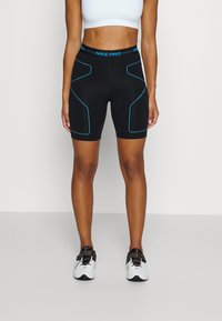 Czarne spodenki Nike Pro z jasnoniebieskimi akcentami; dopasowany krój z wysokim paskiem i detalami panelowymi. Materiał wydaje się elastyczny i gładki.