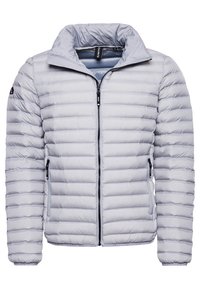 Veste grise rembourrée avec fermeture éclair à l'avant, col haut et poches latérales. Présente une texture matelassée horizontale et des poignets élastiques.