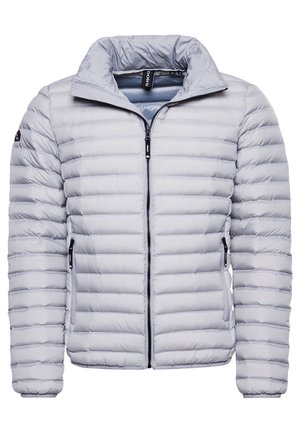 Chaqueta gris acolchada con cierre de cremallera en el frente, cuello alto y bolsillos laterales. Presenta una textura acolchada horizontal y puños elásticos.