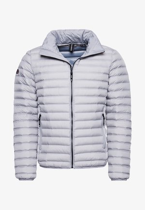 Chaqueta gris acolchada con cierre de cremallera en el frente, cuello alto y bolsillos laterales. Presenta una textura acolchada horizontal y puños elásticos.