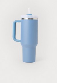Sinine isoleeritud reisikruus tekstuuriga pinnaga, hõbedane riba ja valge kaas, millel on sisseehitatud õlekõrs. Ergonoomiline käepide kerge haaramise jaoks.