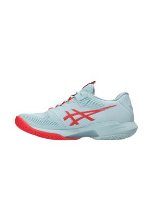 Chaussure de sport bleu clair avec semelle rouge, logo rouge sur le côté et col rembourré, conçue pour une utilisation sportive.
