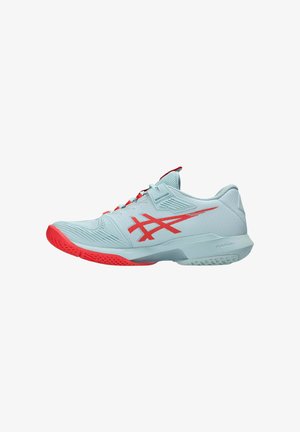 Chaussure de sport bleu clair avec semelle rouge, logo rouge sur le côté et col rembourré, conçue pour une utilisation sportive.