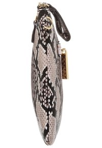 Petit sac à main avec une texture en peau de serpent dans des teintes de noir et de beige, doté d'une fermeture éclair dorée et d'un charm decoratif.