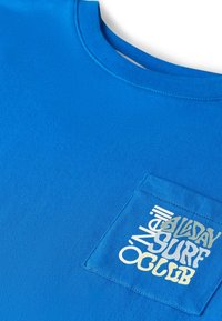 Kurzärmeliges blaues Baumwoll-T-Shirt mit Rundhalsausschnitt und einer Tasche mit weißem und hellblauem Textdesign.