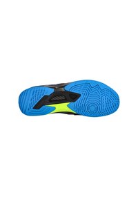 Idrottssko med en svart ovandel, livfull blå gummisula och en neongul accent. Texturerade mönster för grepp och fäste.