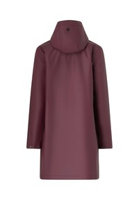 Waterdichte burgundy regenjas met een capuchon, lange mouwen en drukknoopsluitingen bij de manchetten. Gladde, matte textuur zonder zichtbare patronen.