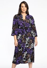 Floral midi-kjole i sort med mønster af lilla, brune og hvide roser. Knappelukning foran, lange ærmer og bæltedetalje i taljen.