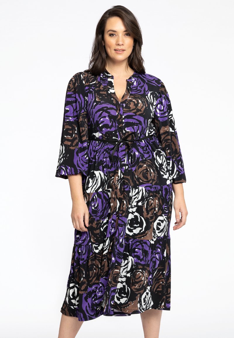 Floral midi-kjole i sort med mønster af lilla, brune og hvide roser. Knappelukning foran, lange ærmer og bæltedetalje i taljen.