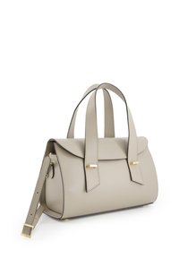 Graue Lederhandtasche mit strukturiertem Design, doppelten Obergriffen, einem Klappenverschluss und goldfarbenen Hardware-Akzenten. Glatte Textur, minimalistisches Design.