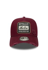 Gorra color burdeos con ajuste ajustable, que presenta un parche rectangular con la etiqueta "BUFFALO, NY" y "New Era" con detalles desgastados en el ala.