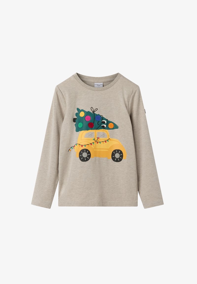 Lichtbeige langharige shirt met een gele auto waarop een groene kerstboom en kleurrijke pompons zijn bevestigd, vergezeld van decoratieve lichtsnoeren.