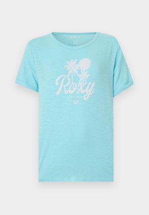 Gaiši zilā īsroku krekls ar baltu "Roxy" tekstu, palmēriju grafikas un mazu sirds logotipu centrā krūtīs.