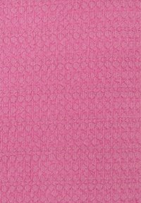 Textiel in felroze met een subtiel geometrisch patroon. Zachte textuur met een geweven afwerking, wat zorgt voor een uniforme en gladde oppervlakte.