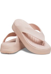 Lyserøde gummiflip-flopsandaler med en tekstureret fodbund, polstret mellemsål og et karakteristisk V-formet stropdesign. Lette og nemme at have på.