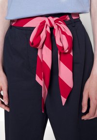Tommy Hilfiger SCARF PLEATED TAPERED - Broek - desert sky