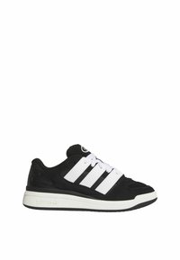 Zapatilla deportiva en blanco y negro con parte superior de ante y cuero, tres franjas icónicas, puntera redonda y suela de goma.
