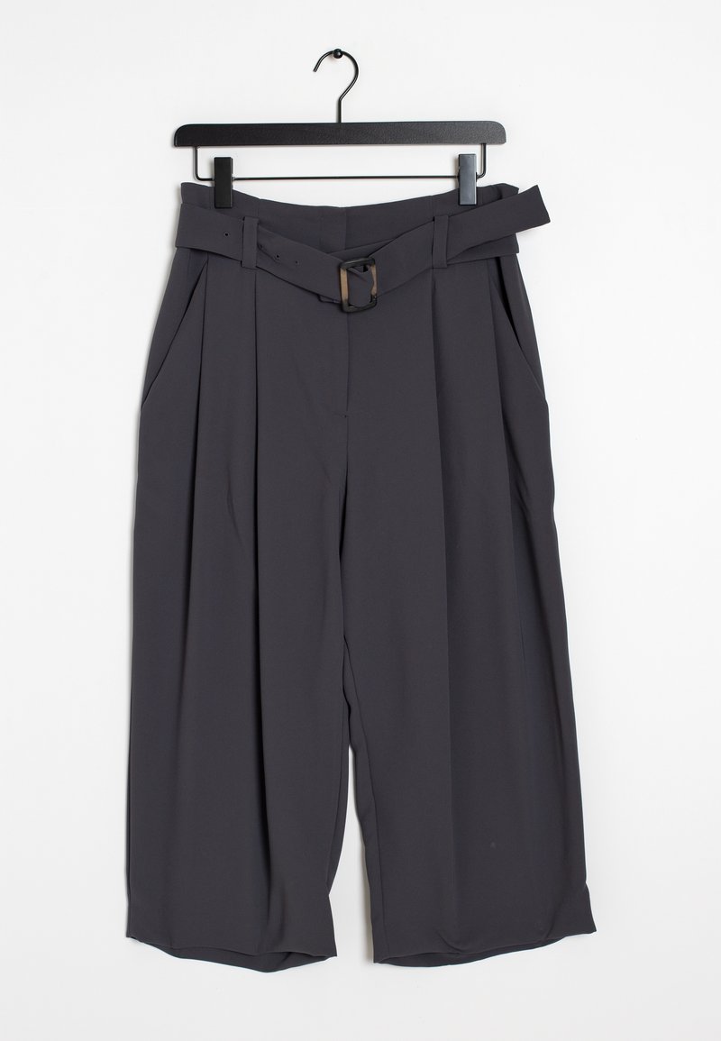 Pantalon gris à jambes larges avec une taille ceinturée. Comprend des plis, des poches latérales et une texture tissée lisse. Conçu avec une coupe ample.