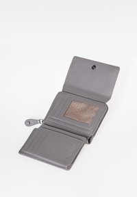 Portafoglio in pelle grigia con chiusura a scatto, dotato di uno slot trasparente per l'ID, slot per carte e superficie liscia. Design rettangolare compatto.