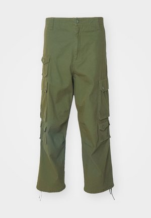Pantalons cargo verts olive en coton, dotés de poches latérales, de fermeture à bouton, d'une coupe droite et d'ourlets ajustables pour une longueur personnalisable.