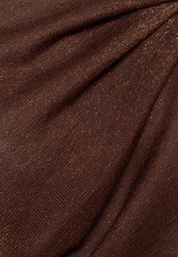 Brauner strukturierten Stoff mit subtiler Glitzernd, der ein gewebtes Muster und einen weichen Fall aufweist. Das Material wirkt leicht und leicht schimmernd.