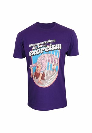 Lilla bomuld T-shirt med en grafisk illustration af en figur i natkjole, med teksten "Sikken en fremragende dag for en eksorcisme."