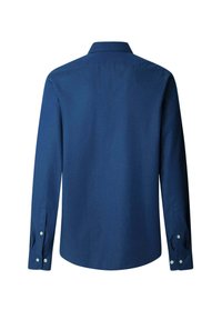 Camisa de manga larga azul marino hecha de una suave tela de algodón, con cuello y botones en los puños, y un dobladillo redondeado.