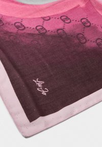 Pañuelo de seda con un degradado ombré que va del rosa al burdeos oscuro, con un patrón sutil y un logo en la esquina.