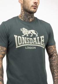 Lonsdale NORMALE PASSFORM ST ERNEY - Marškinėliai su spaudiniu - green green