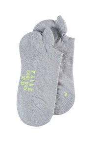 Calcetines tobilleros grises hechos de una mezcla de algodón con textura acanalada. Presentan el logo verde "FALKE COOL KICK" y la indicación de tamaño en un lado.