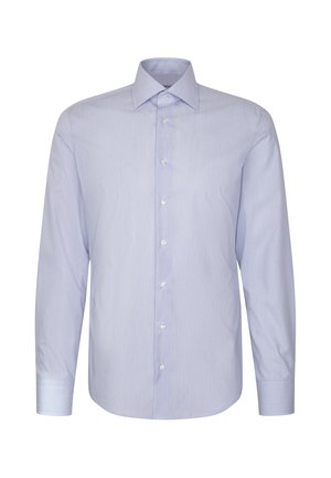 Chemise habillée pour homme bleu clair à manches longues avec col pointu et boutons blancs sur le devant, présentée sur un fond blanc.