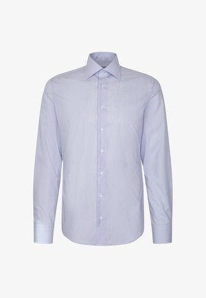 Chemise habillée pour homme bleu clair à manches longues avec col pointu et boutons blancs sur le devant, présentée sur un fond blanc.