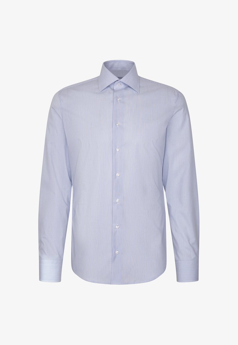 Chemise habillée pour homme bleu clair à manches longues avec col pointu et boutons blancs sur le devant, présentée sur un fond blanc.