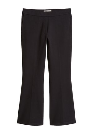 Pantalon noir extensible coupe bootcut avec une ceinture plate et des poches latérales, conçu pour une coupe ajustée au niveau de la cuisse et évasée au bas.