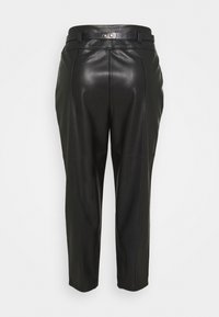 Zwarte leren broek met een slank ontwerp, voorzien van een getailleerde taille, knoopsluiting en een lichte tapering bij de enkels. Gladde textuur.