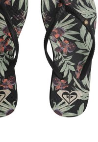 Zwarte flip-flops met gestructureerde zolen, voorzien van een bloemmotief in groen, paars en rood, en een hart-embleem op een lichte basis.