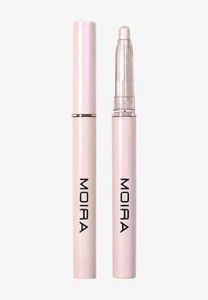 Crayon cosmétique double embout de la marque MOIRA avec un boîtier rose pâle, une extrémité protégée par un capuchon, l'autre extrémité montrant une pointe applicatrice transparente.